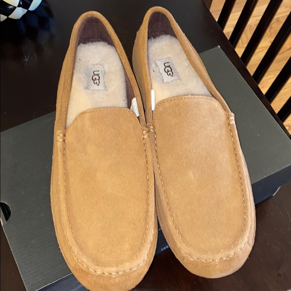 Men’s ugg slippers, never been worn, box included